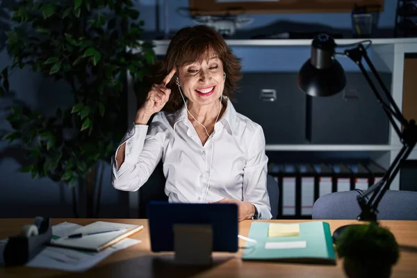 Mujer Mediana Edad Que Trabaja Oficina Por Noche Sonriendo Señalando —  Fotos de Stock