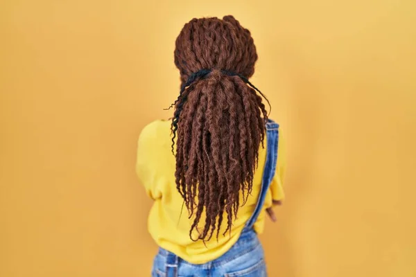 Αφρικανική Γυναίκα Στέκεται Πάνω Από Κίτρινο Φόντο Στέκεται Πίσω Κοιτάζοντας — Φωτογραφία Αρχείου