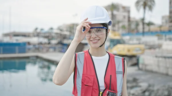 Junge Schöne Hispanische Bauarbeiterin Lächelt Selbstbewusst Meer — Stockfoto