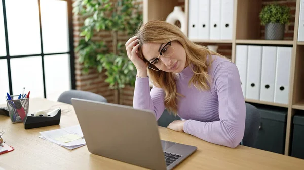 Jovem Bela Mulher Hispânica Trabalhador Negócios Usando Laptop Com Expressão — Fotografia de Stock