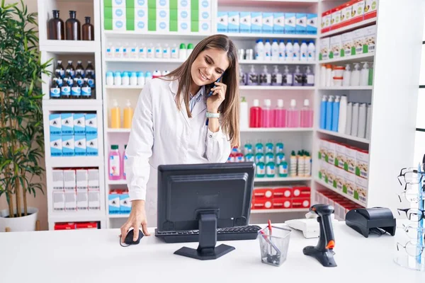 Fiatal Gyönyörű Spanyol Gyógyszerész Beszél Okostelefonon Számítógép Gyógyszertárban — Stock Fotó