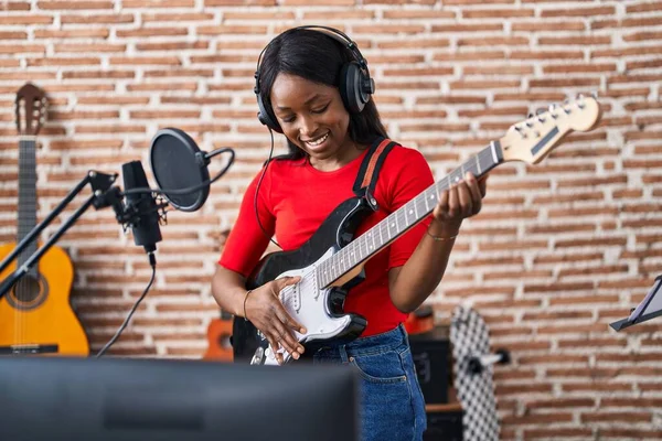 Młoda Afrykańska Artystka Śpiewająca Piosenkę Gitarze Elektrycznej Studiu Muzycznym — Zdjęcie stockowe