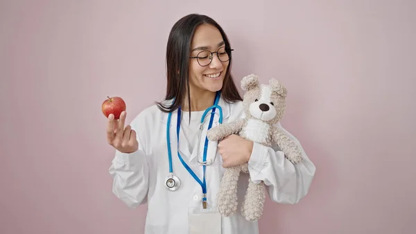 Junge Schöne Hispanische Ärztin Lächelt Zuversichtlich Und Hält Teddybär Und — Stockfoto