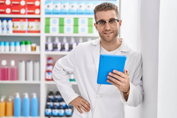 Joven Hombre Caucásico Farmacéutico Usando Touchpad Trabajando Farmacia —  Fotos de Stock