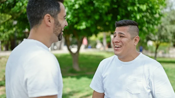 两个男人站在一起在公园里讲话 — 图库照片