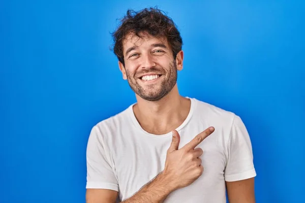 Hispanic Ung Man Står Över Blå Bakgrund Glad Med Ett — Stockfoto