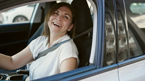 Hispanische Frau Mittleren Alters Lächelt Selbstbewusst Auto Auf Der Straße — Stockfoto