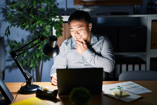 Ein Junger Chinese Der Nachts Mit Einem Computer Laptop Arbeitet — Stockfoto