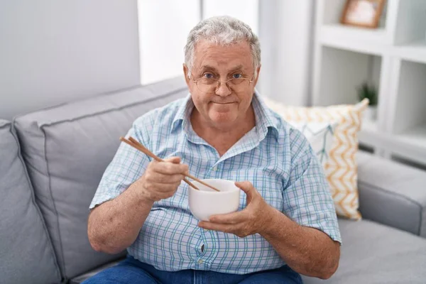 Hombre Pelo Gris Mediana Edad Comiendo Comida China Sentado Sofá — Foto de Stock