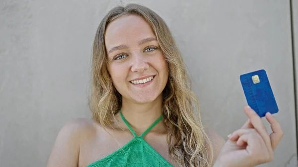 Junge Blonde Frau Lächelt Selbstbewusst Und Hält Kreditkarte Über Isoliertem — Stockfoto