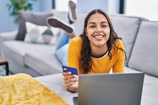 Junge Afroamerikanerin Mit Laptop Und Kreditkarte Hause Auf Sofa Liegend — Stockfoto