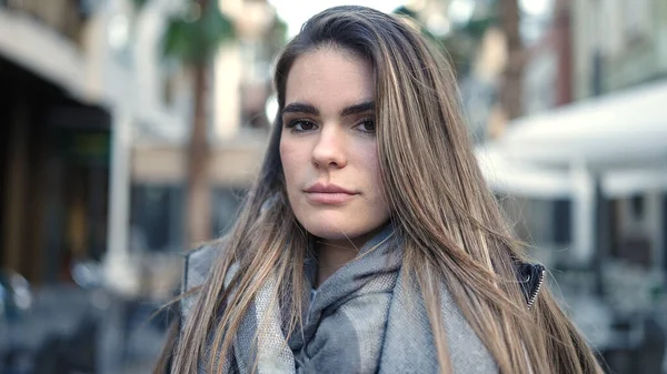 Sokakta Ciddi Bir Ifadeyle Duran Genç Güzel Spanyol Kadın — Stok fotoğraf