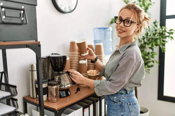 Junge Kaukasische Unternehmerin Lächelt Selbstbewusst Und Nimmt Glas Kaffee Büro — Stockfoto