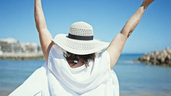 Střední Věk Hispánská Žena Turista Stojící Otevřenou Náručí Pláži — Stock fotografie
