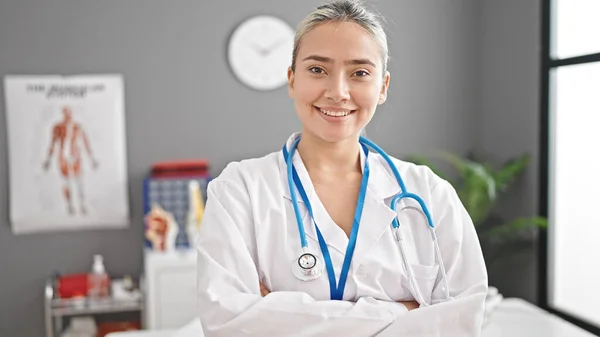 Young Beautiful Hispanic Woman Doctor Smiling Confident Standing Arms Crossed — Stock Photo, Image