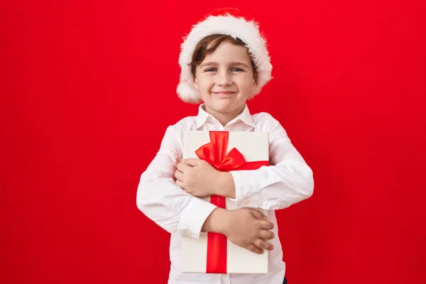 Malý Kavkazský Chlapec Vánočním Kloboukem Úsměvem Tváři Zobrazování Zubů — Stock fotografie