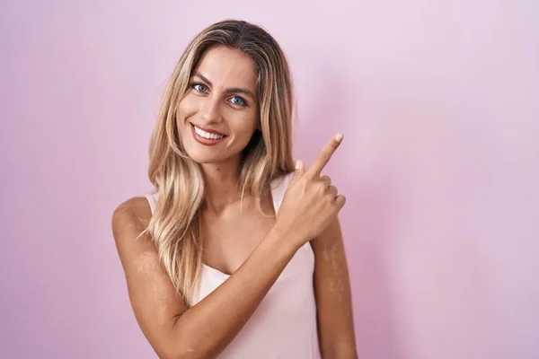 Young Blonde Woman Standing Pink Background Cheerful Smile Face Pointing — Zdjęcie stockowe