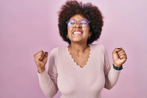 Ung Afrikansk Amerikansk Kvinna Står Över Rosa Bakgrund Glada För — Stockfoto