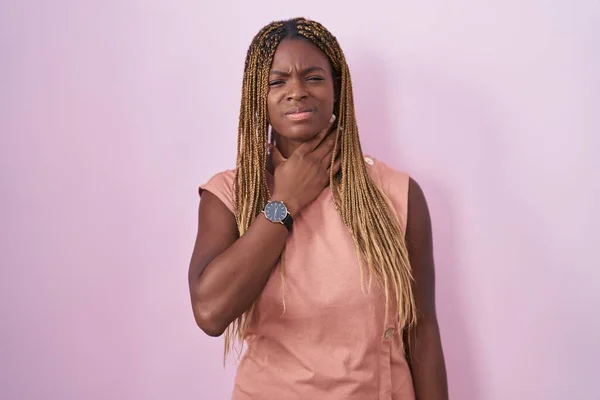 Африканская Американка Плетеными Волосами Стоящими Розовом Фоне Трогает Болезненную Шею — стоковое фото