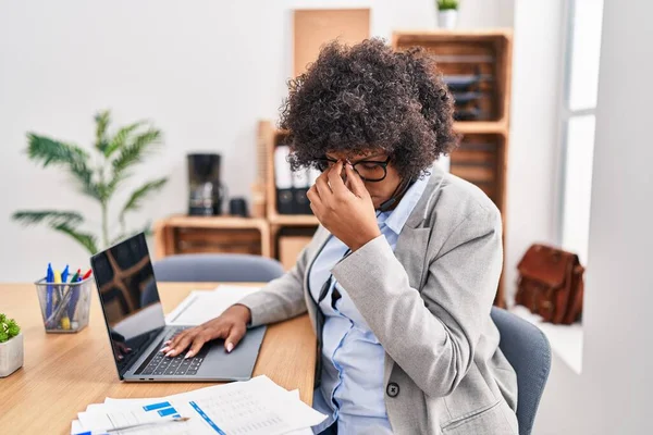 Ofiste Çağrı Merkezi Kulaklığı Takan Kıvırcık Saçlı Siyah Bir Kadın — Stok fotoğraf