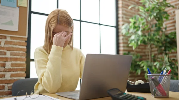 Ung Blond Kvinna Företagare Som Arbetar Stressad Med Bärbar Dator — Stockfoto