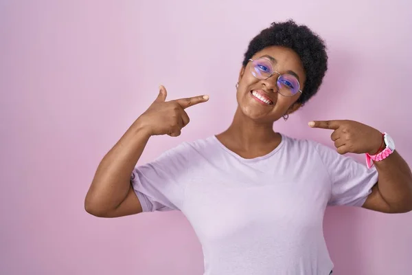 Jonge Afro Amerikaanse Vrouw Staat Roze Achtergrond Glimlachend Vrolijk Tonen — Stockfoto