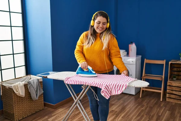 Young Beautiful Size Woman Listening Music Ironing Clothes Laundry Room — Stok fotoğraf