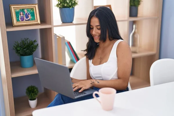 Young Hispanic Woman Using Laptop Sitting Table Home — Fotografia de Stock
