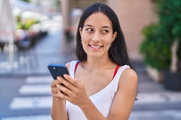 Jonge Mooie Spaanse Vrouw Glimlachend Vol Vertrouwen Met Behulp Van — Stockfoto
