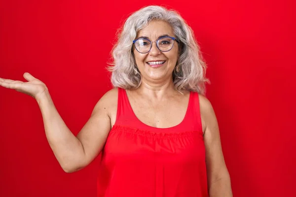 Middle Age Woman Grey Hair Standing Red Background Smiling Cheerful — Stock Photo, Image