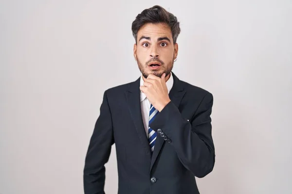 Junger Hispanischer Mann Mit Tätowierungen Businessanzug Und Krawatte Schaut Fasziniert — Stockfoto