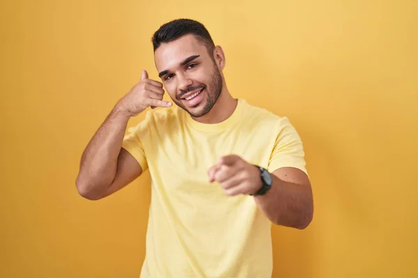 Young Hispanic Man Standing Yellow Background Smiling Doing Talking Telephone — 스톡 사진