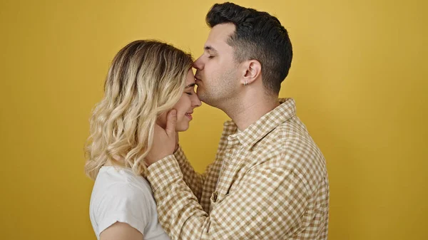 Mężczyzna Kobieta Para Przytulając Się Całując Głowę Odizolowanym Żółtym Tle — Zdjęcie stockowe