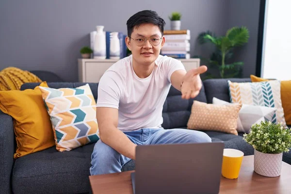 Young Asian Man Using Laptop Home Sitting Sofa Smiling Cheerful — Stock Photo, Image