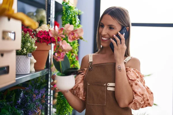 Jovem Bela Florista Mulher Hispânica Falando Smartphone Segurando Vaso Plantas — Fotografia de Stock