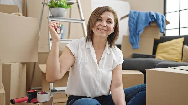 Middle Age Hispanic Woman Smiling Confident Holding New House Keys — ストック写真