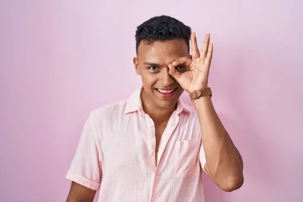 Young Hispanic Man Standing Pink Background Doing Gesture Hand Smiling — Stockfoto