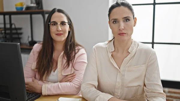 Deux Femmes Affaires Assis Sur Table Avec Une Expression Détendue — Photo
