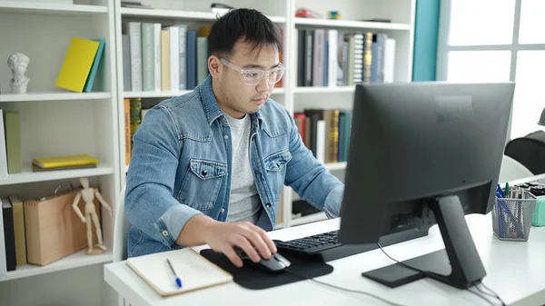 Młody Chiński Człowiek Student Pomocą Komputera Studiuje Uniwersytecie Biblioteki — Zdjęcie stockowe