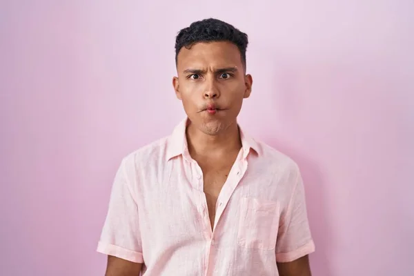 Mladý Hispánec Stojí Nad Růžovým Pozadím Dělá Rybí Obličej Rty — Stock fotografie
