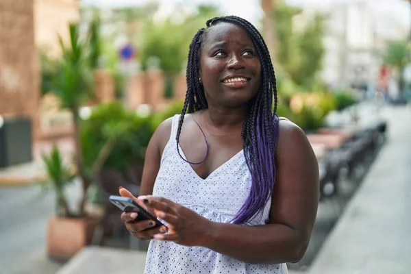 Femme Afro Américaine Souriante Confiante Utilisant Smartphone Sur Terrasse Café — Photo