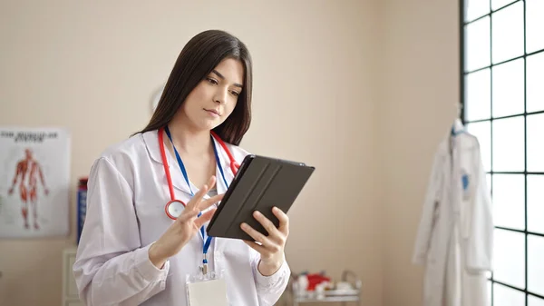 Young Beautiful Hispanic Woman Doctor Using Touchpad Clinic — Stock Photo, Image