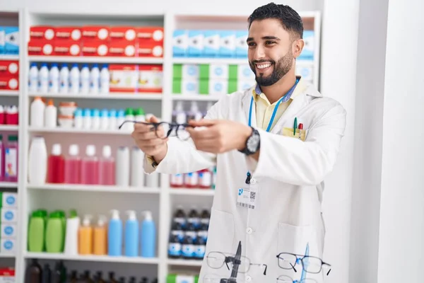 Young Arab Man Pharmacist Smiling Confident Holding Glasses Pharmacy — Foto de Stock