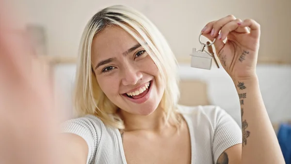 Jong Mooi Latino Vrouw Glimlachend Met Nieuwe Huissleutels Nemen Selfie — Stockfoto