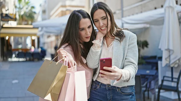 Twee Vrouwen Die Boodschappen Gaan Doen Met Hun Smartphone Het — Stockfoto