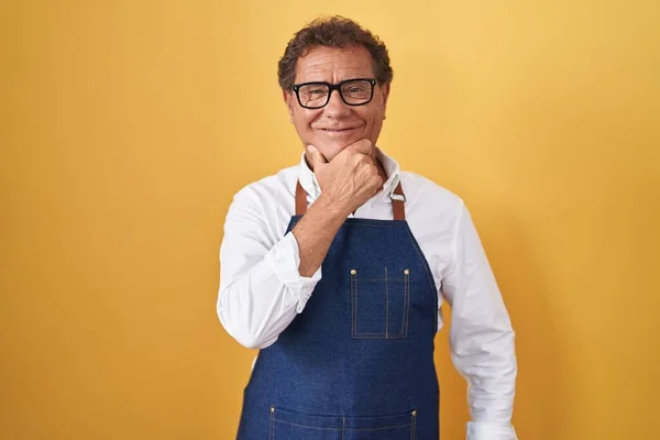 Orta Yaşlı Spanyol Bir Adam Profesyonel Aşçı Önlüğü Giyiyor Kameraya — Stok fotoğraf