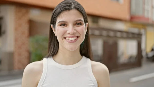 Молода Красива Іспаномовна Жінка Посміхається Впевнено Стоїть Терасі Кафе — стокове фото