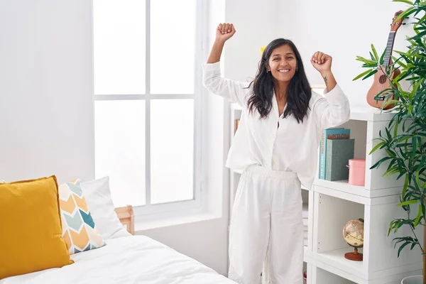 Junge Schöne Hispanische Frau Lächelt Selbstbewusst Und Tanzt Schlafzimmer — Stockfoto