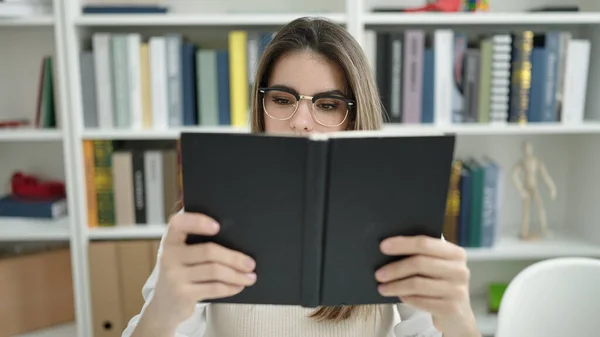 Молода Красива Іспаномовна Жінка Сидить Читати Книгу Бібліотеці — стокове фото