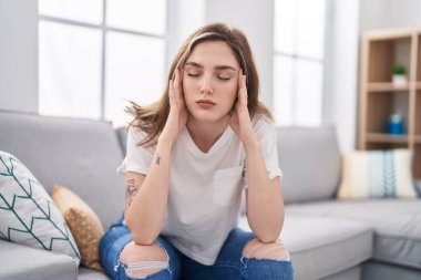 Evdeki kanepede oturan genç kadın strese girdi.